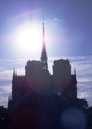 Notre Dame de Paris im Abendlicht