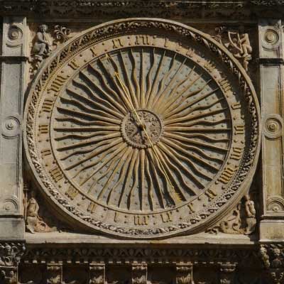Uhr aussen an Chartres Kathedrale