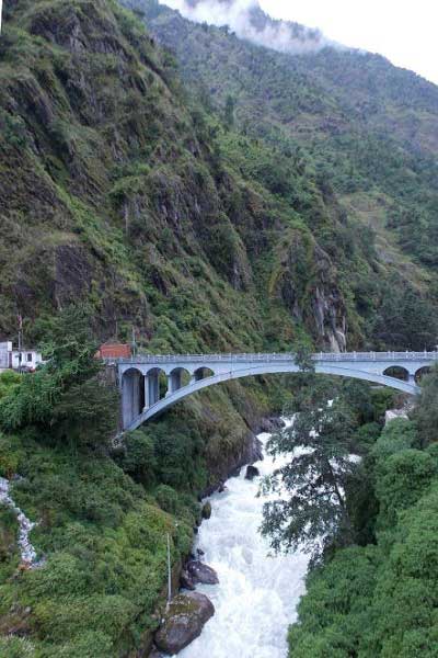 Brücke über reissendem Fluss in Tibet